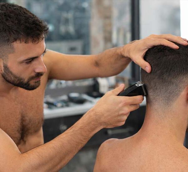 Chico, esta es la primera barbería nudista de Europa