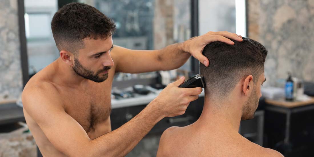 Chico, esta es la primera barbería nudista de Europa